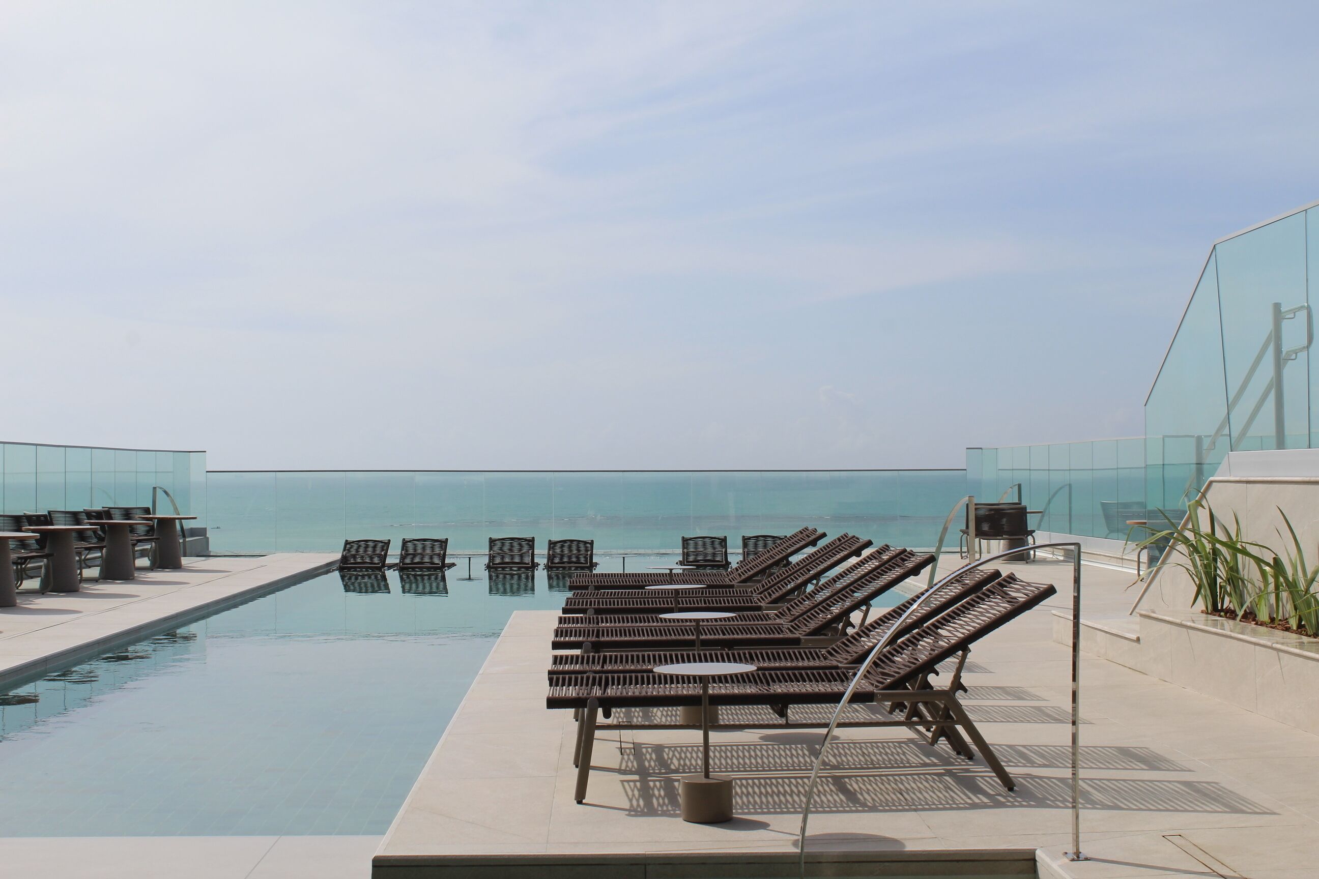 Piscina interna, piscina externa, espreguiçadeiras