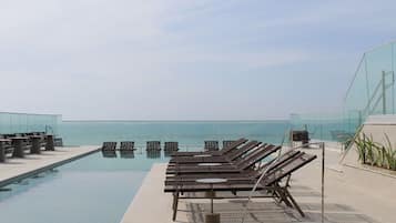 Piscina interna, piscina externa, espreguiçadeiras