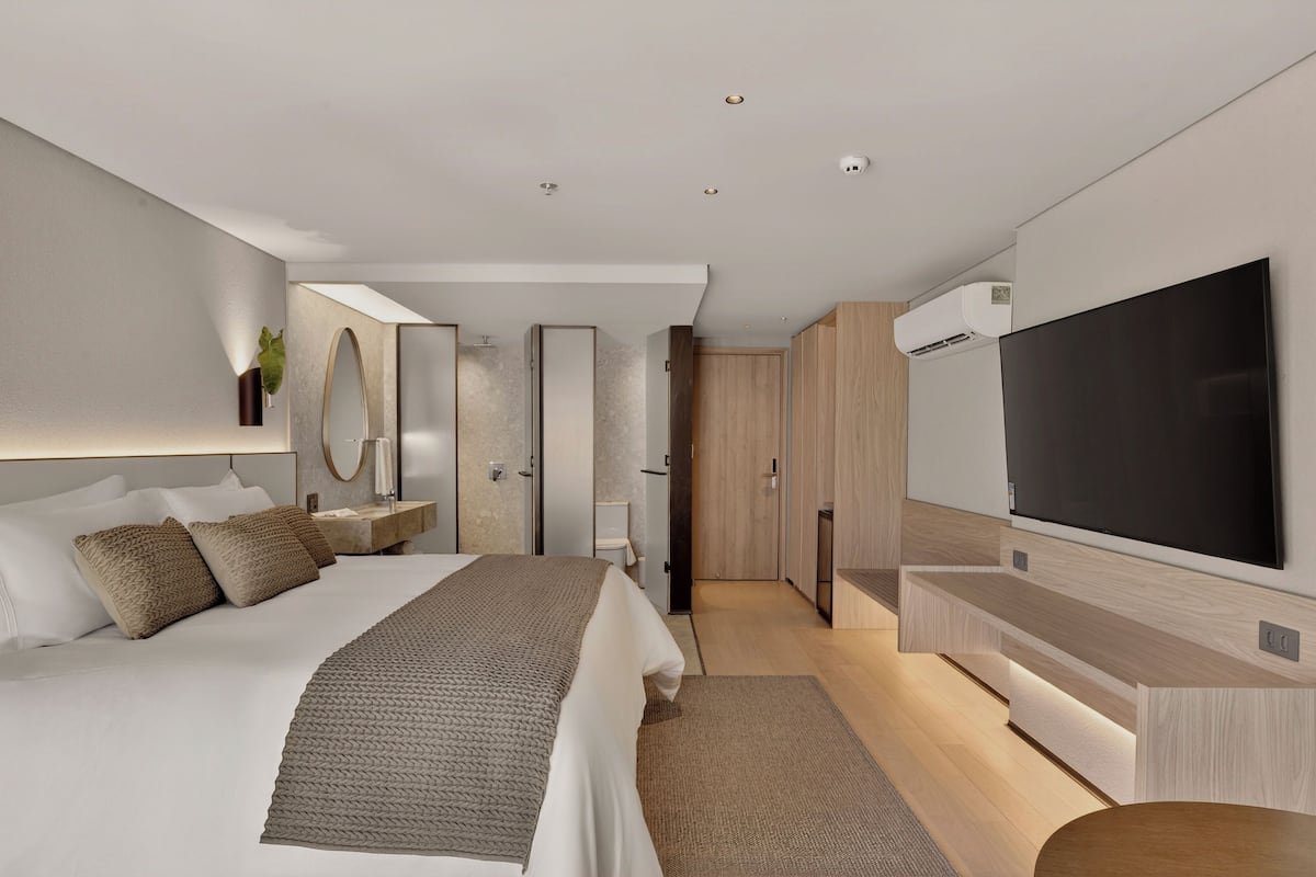 In-room safe, laptop workspace, blackout drapes, free WiFi