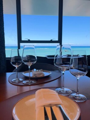 Petit déjeuner, déjeuner et dîner servis sur place, vue sur la piscine