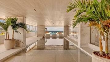 Innendørsbasseng, utendørsbasseng og solsenger