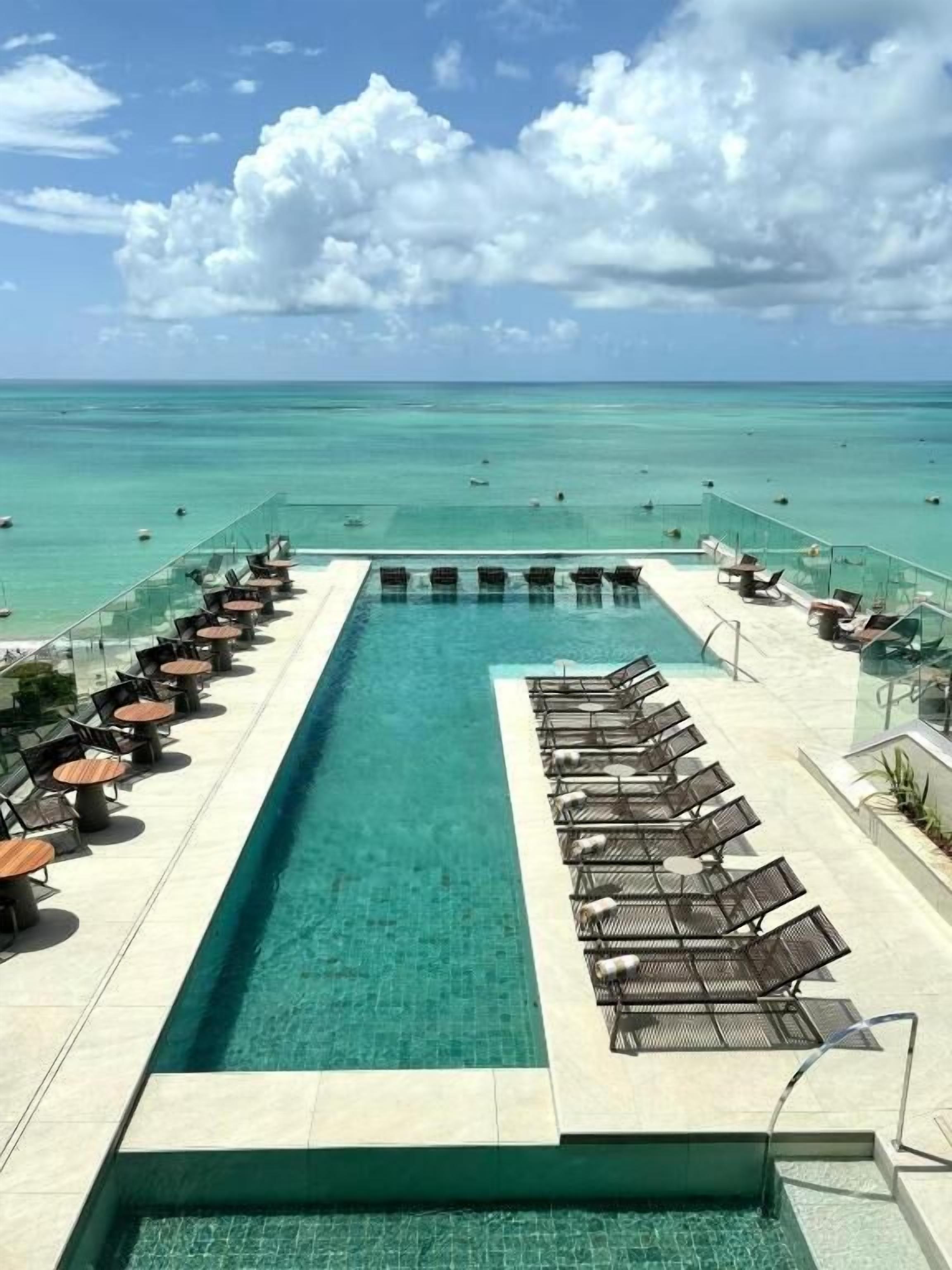 Piscina interna, piscina externa, espreguiçadeiras