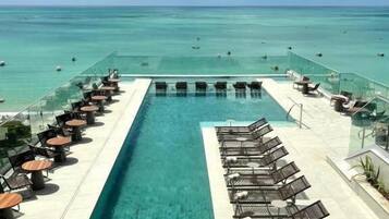 Piscina interna, piscina externa, espreguiçadeiras