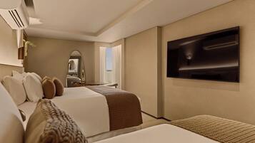 Habitación de hotel con dos camas, un televisor de pantalla plana montado en la pared, un espejo grande y una ventana con cortinas.