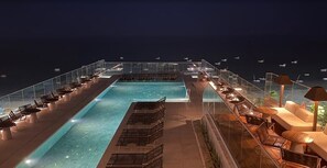 Hồ bơi trong nhà, hồ bơi ngoài trời, ghế dài tắm nắng 