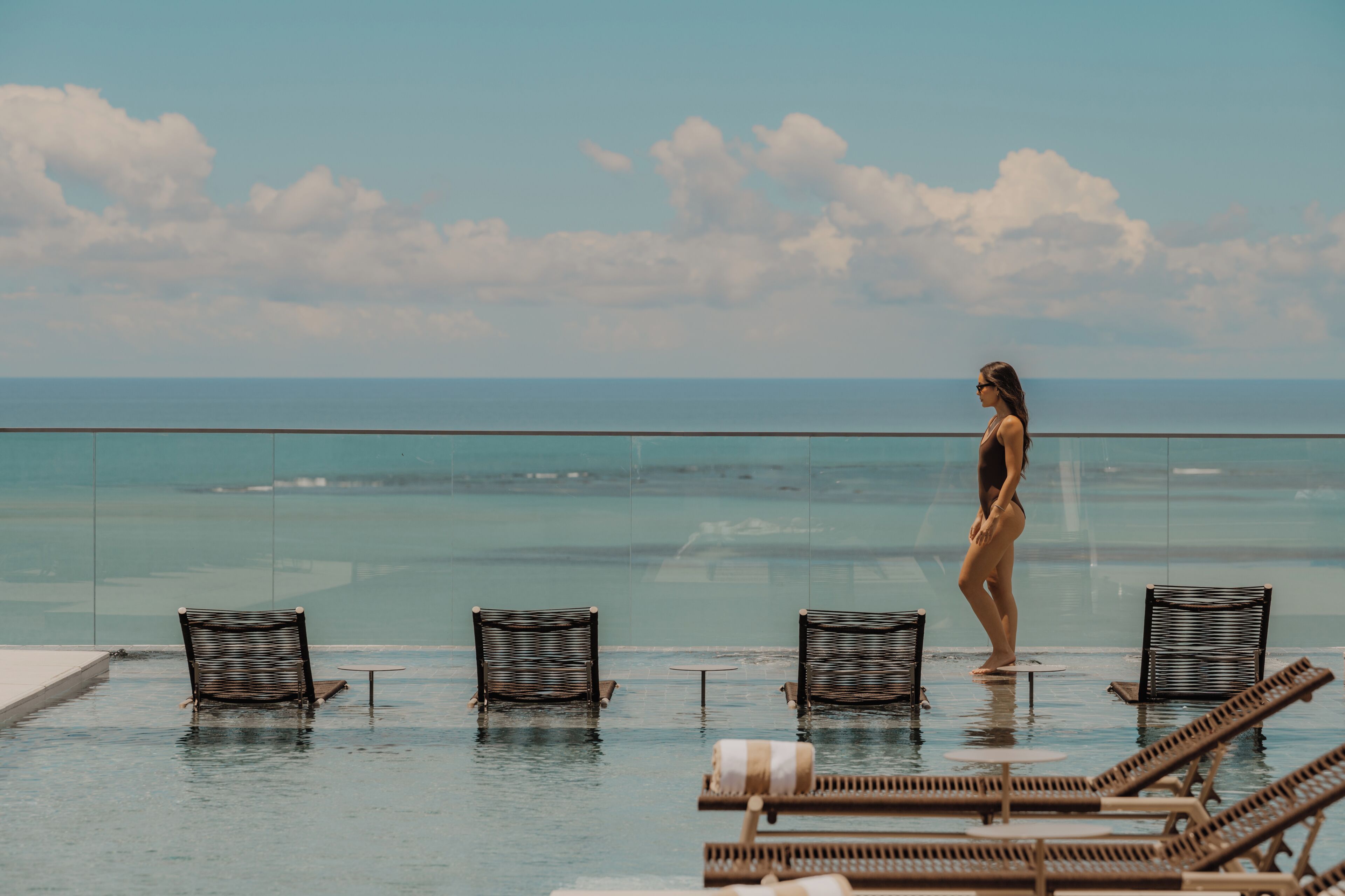 Una piscina techada, una piscina al aire libre