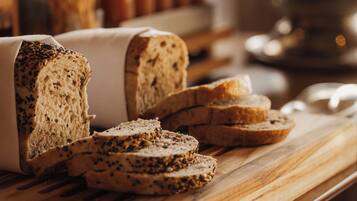 Een brood met zaden op een houten snijplank.