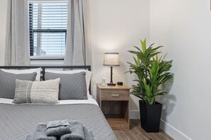 Escritorio, tabla de planchar con plancha, wifi gratis y ropa de cama 