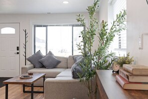 Smart TV, fireplace, computer monitors - Salt Lake Cabana | Hot Tub + Gated Parking (South Salt Lake)