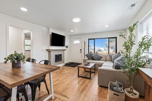 Salt Lake Cabana | Hot Tub + Gated Parking