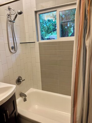 Serviettes fournies, savon, papier toilette