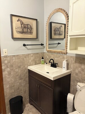 Hiustenkuivaaja, pyyhkeet, saippua, vessapaperi