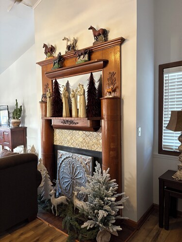 Cozy 1-bedroom farmhouse in adorable Carrollton. Easily accessible