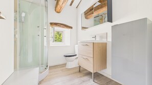 Ducha, secador de pelo, toallas y papel higiénico