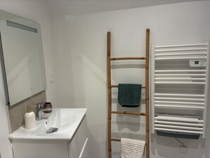 Douche, baignoire à jets, sèche-cheveux, serviettes fournies