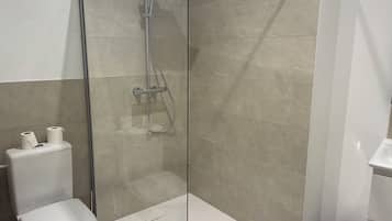 Douche, baignoire à jets, papier toilette