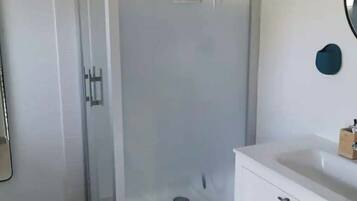 Een haardroger, handdoeken, toiletpapier