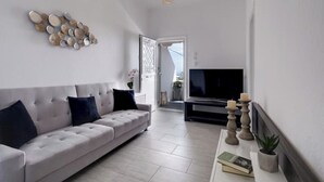 Smart TV, books - Blue Soul Luxury Villa (Exo Gonia)