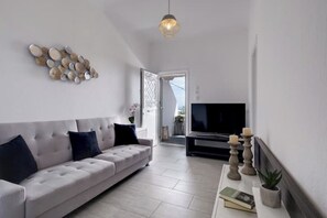 Smart TV, books - Blue Soul Luxury Villa (Exo Gonia)
