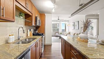 Refrigerador, microondas, horno, placa de cocina