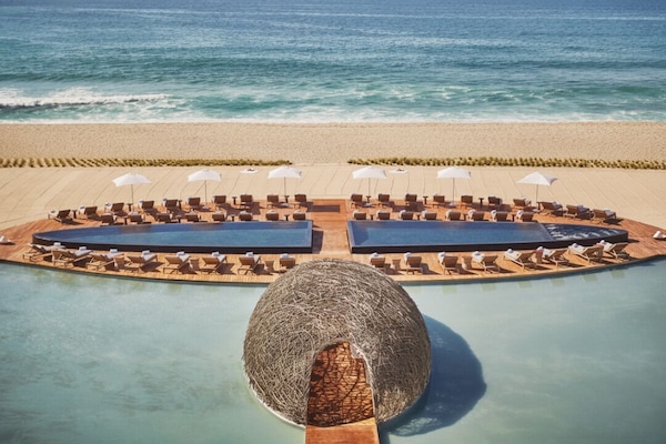 Playa privada, playa de arena blanca y camas de playa (con cargo)