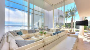 Villa, 4 chambres (+ Nanny Quarter) | Coin séjour | TV connectée de 65 pouces avec chaînes numériques