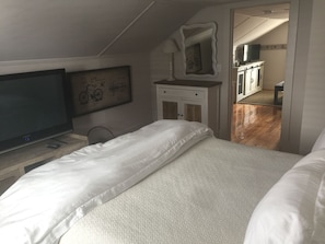 1 bedroom, iron/ironing board, Internet, bed sheets - Urban Loft Retreat in Wedgewood-Houston (Nashville)