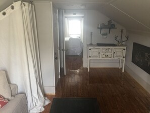 1 bedroom, iron/ironing board, Internet, bed sheets - Urban Loft Retreat in Wedgewood-Houston (Nashville)