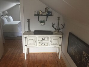 1 bedroom, iron/ironing board, Internet, bed sheets - Urban Loft Retreat in Wedgewood-Houston (Nashville)