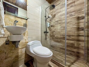 Regadera, toallas, jabón, papel de baño 