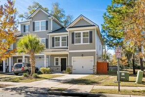 Exterior - 3 Bedroom Furnished Townhome - Great Neighborhood! (Charleston)