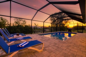 Outdoor pool, a heated pool - Heated Saltwater Pool - Southern Exposure - BBQ (Cape Coral)
