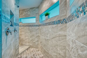 Shower, hair dryer, towels, soap - Heated Saltwater Pool - Southern Exposure - BBQ (Cape Coral)