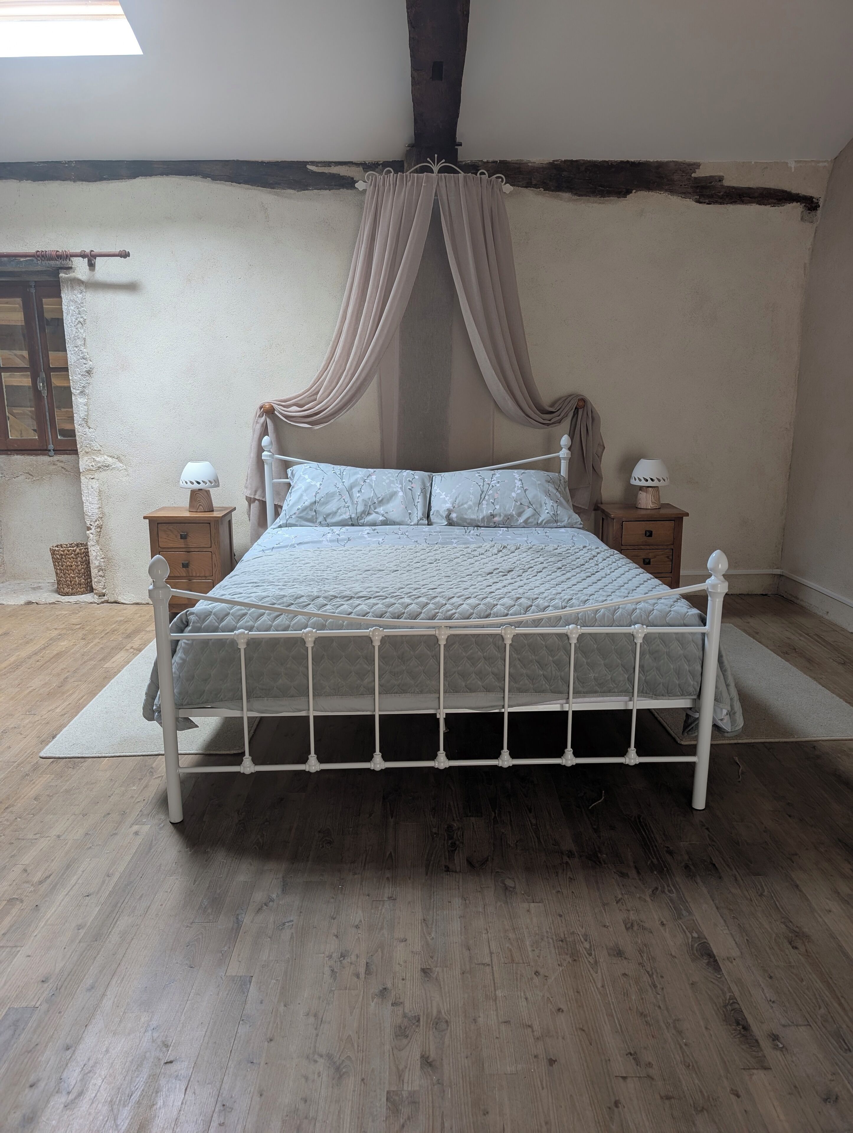 Een strijkplank/strijkijzer, reisbedje, gratis wifi, beddengoed