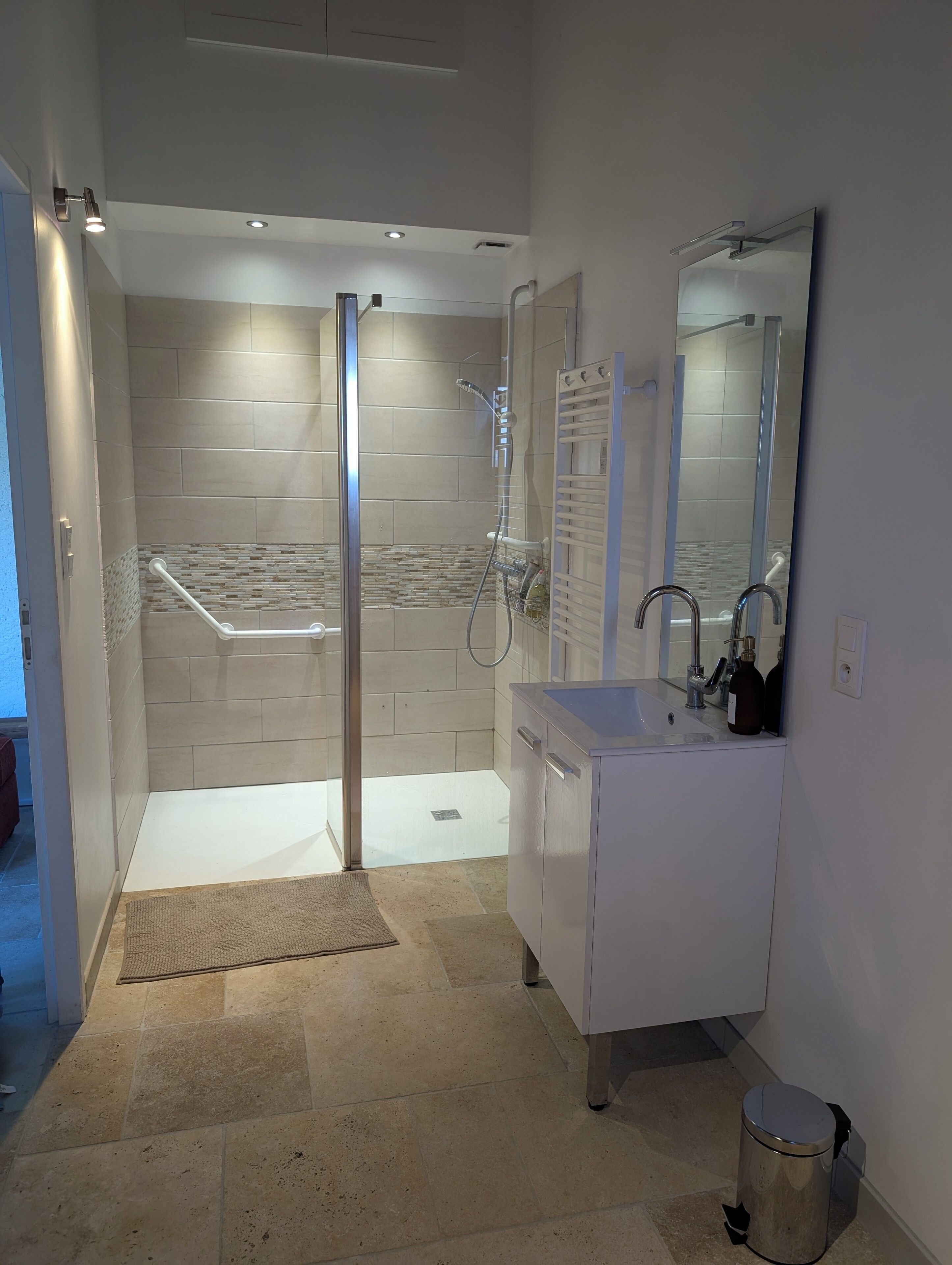 Een douche, een haardroger, handdoeken, zeep