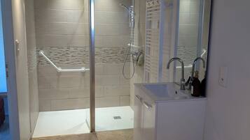 Een douche, een haardroger, handdoeken, zeep