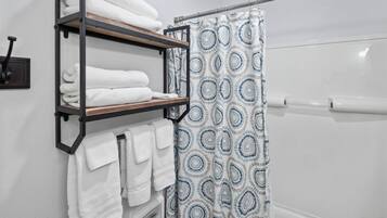 Asciugacapelli, asciugamani, sapone, shampoo