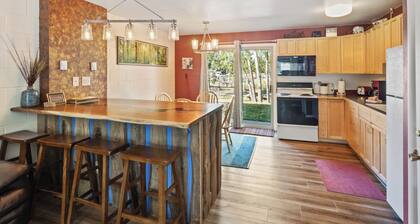 Château Rouge 212 ~ Lazy M Lodge
Cozy Condo, Indoor Pool, Hot Tub!