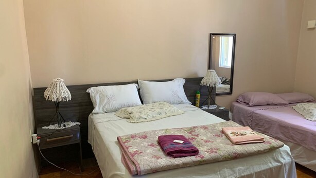 2 chambres, fer et planche à repasser, Wi-Fi, draps fournis