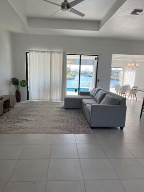 Smart TV - Comfortable house with lake view and heated pool (Cape Coral)