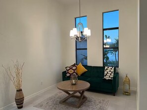 Smart TV - Comfortable house with lake view and heated pool (Cape Coral)