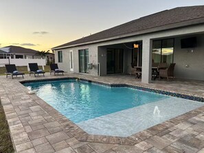 Outdoor pool - Comfortable house with lake view and heated pool (Cape Coral)