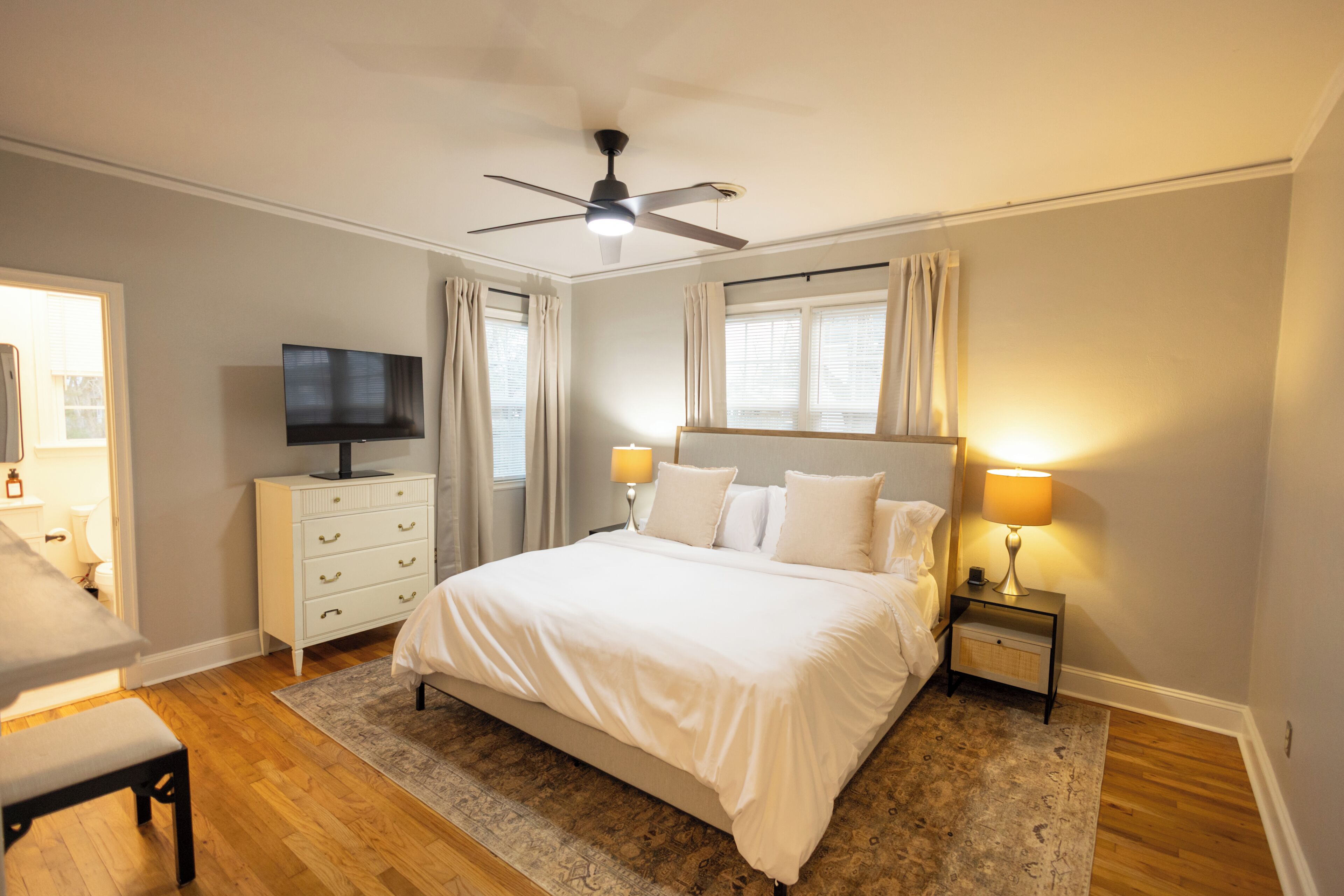 3 Schlafzimmer, Schreibtisch, Bügeleisen/Bügelbrett, Reisekinderbett