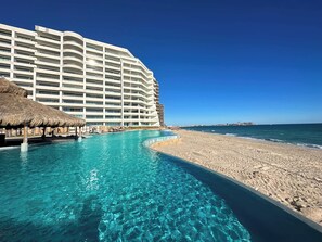 On the beach - Stunning 3rd Floor Beachfront Condo (Puerto Peñasco)