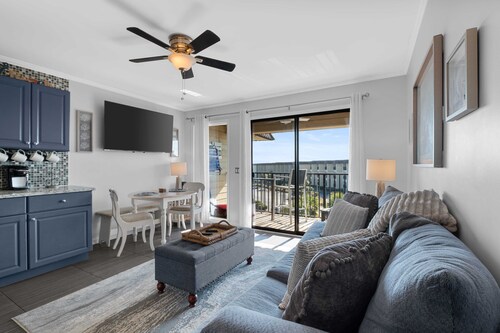 Couples Retreat w/ Modern Vibes.  Oceanview Balcony -King Bed - SNOWBIRDS - C353