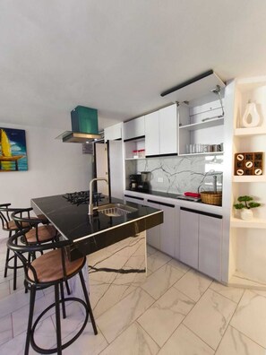 Microwave, stovetop - Apartment in Santa Marta el Rodadero building mara 502, with ocean view. (Santa Marta)