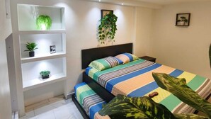 Ein Schlafzimmer mit einem Bett, zwei Nachttischen, einem an der Wand befestigten Regal mit Pflanzen und einer Deckenleuchte.