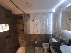 Shower, towels, soap, toilet paper - Apartment in Santa Marta el Rodadero building mara 502, with ocean view. (Santa Marta)