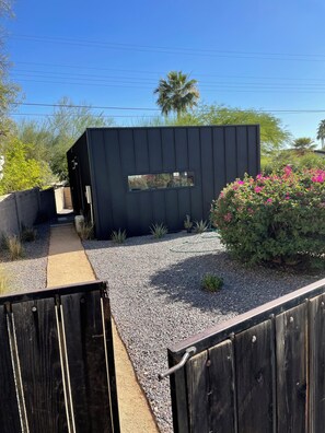 Property grounds - Private, modern 1-bedroom bungalow in prime Arcadia/PV neighborhood (Phoenix)