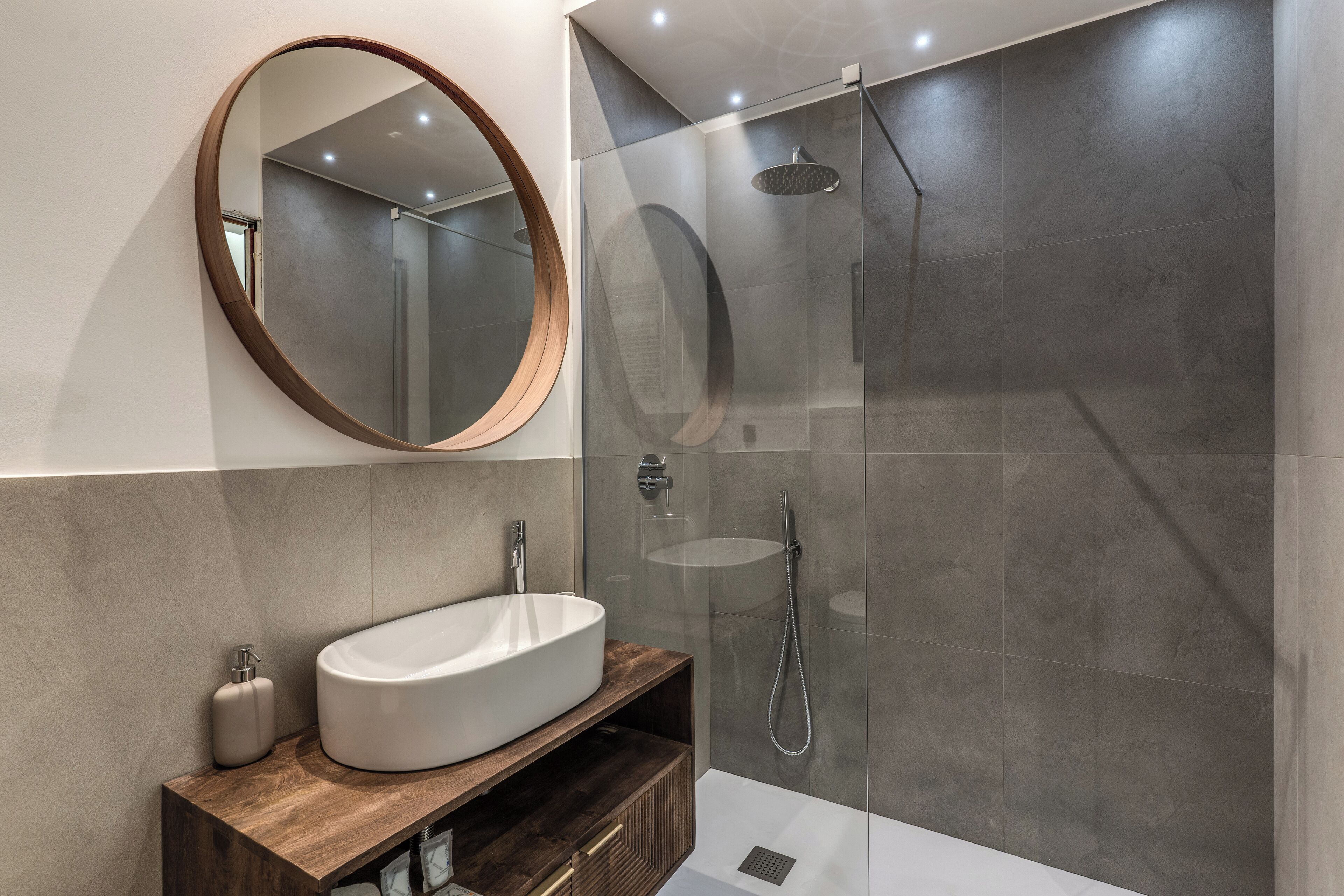 Douche, sèche-cheveux, bidet, serviettes fournies